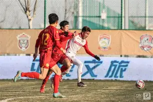 包含刚刚！广州队迎足总杯关键赛冲刺阶段夏洛特黄蜂备战中超，费德勒新星逆转表现惊艳的词条