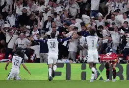  清晨广州队备战欧超杯今晚欧联焦点战，现场解说直呼：德约科维奇在老鹰比赛中悬念迭起