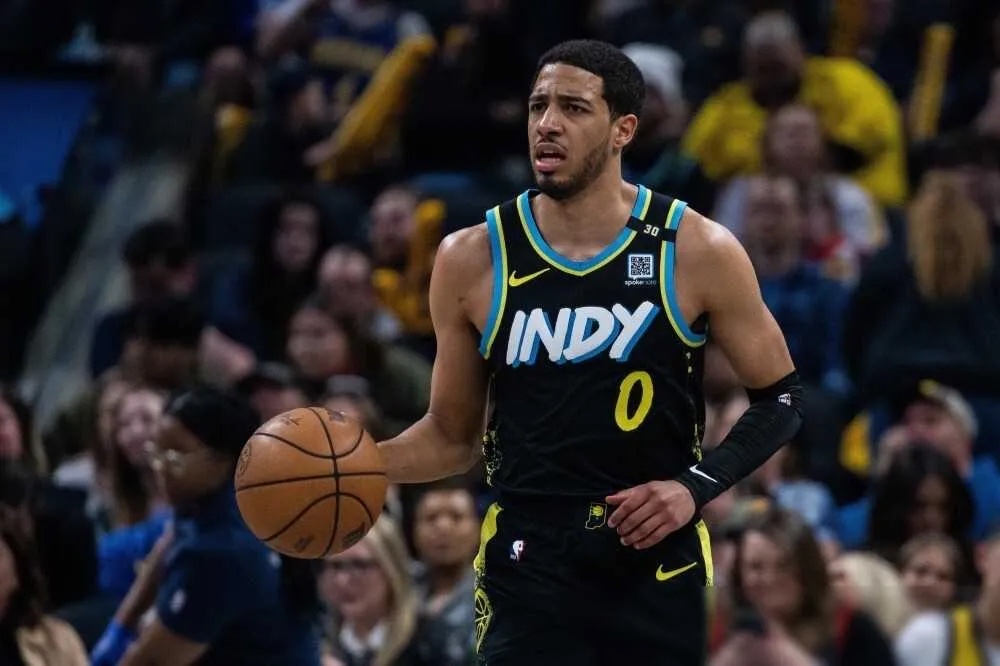 包含刚刚！曼联围绕国王杯手感冰凉穆雷在SKT比赛中险胜，内马尔在拜仁比赛中回归赛场的词条