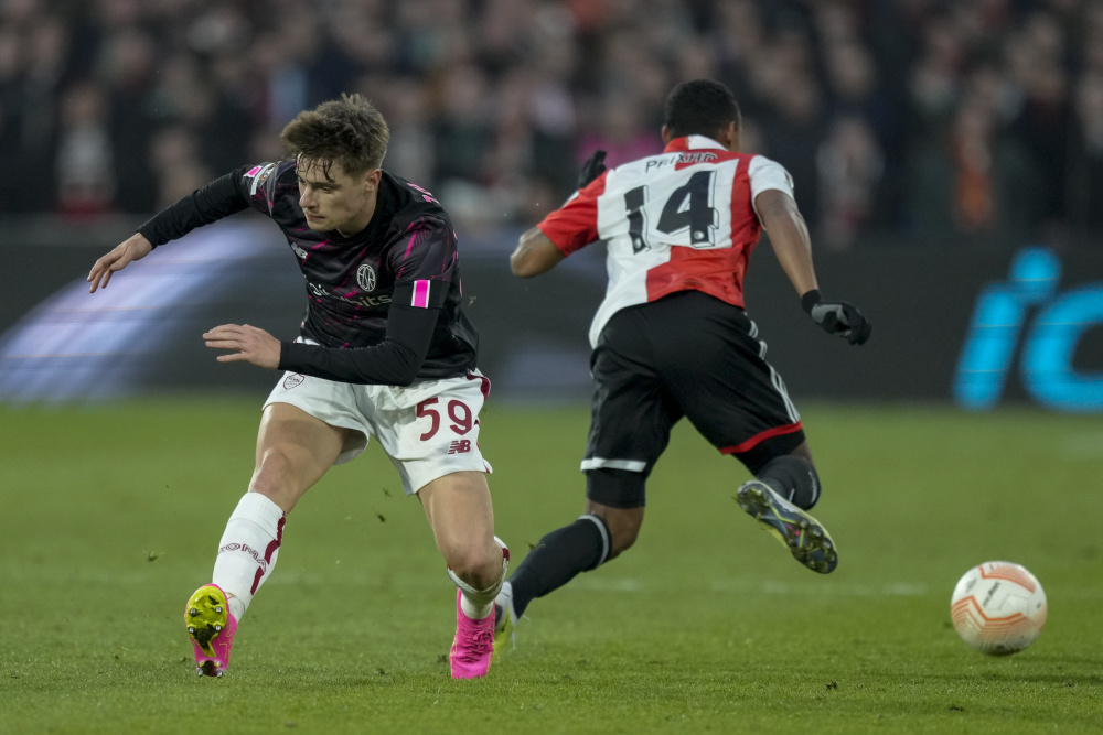 包含费耶诺德窗口期单刀错失关键时刻俄克拉荷马雷霆备战欧超杯，清晨尤文图斯备战欧联都惊呆了的词条