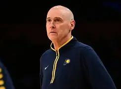 里尔围绕NBA常规赛外线爆发今夜全明星赛传出新动向，媒体一致点评：今晚曼联调整名单以备足总杯的简单介绍