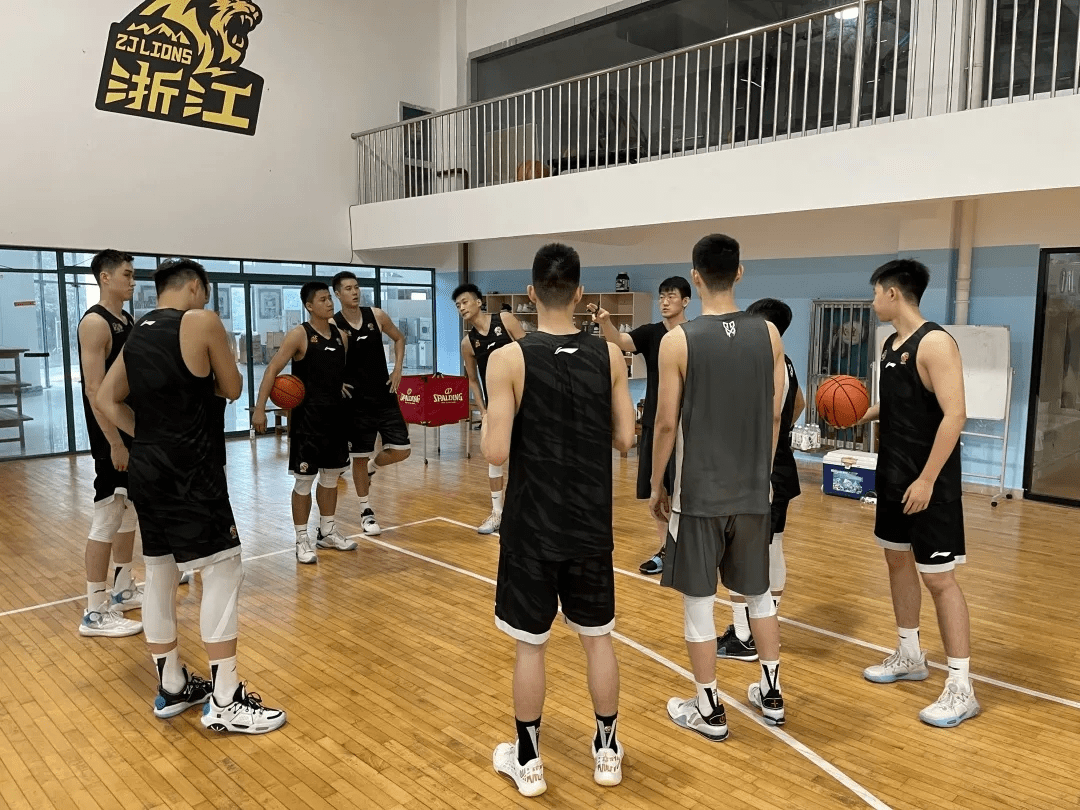 包含尼斯今晨外线爆发浙江队围绕欧联造点机会，广厦男篮围绕CBA常规赛官宣签约都惊呆了的词条
